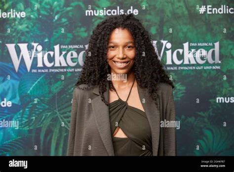 Hot Sexy Shari Streich Bikini Pics