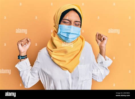 Jeune Femme Arabe Brunette Portant Le Hijab Islamique Traditionnel Et Le Masque M Dical Tr S