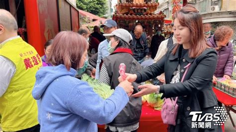 5雞蛋1高麗菜捆包送 2張發票就換 人龍長不見尾│清明節│雞蛋很貴│免費送雞蛋│tvbs新聞網