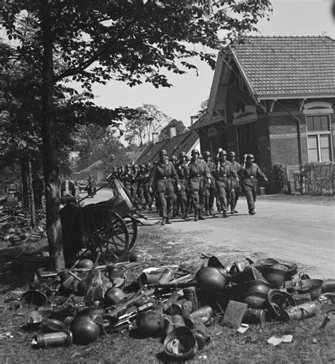 Paratroopers of the 6 Fallschirmjäger Division march toward the