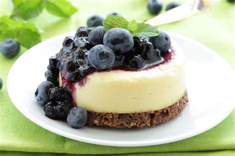 Mini borovničev cheesecake s katerim si boste posladkali začetek tedna