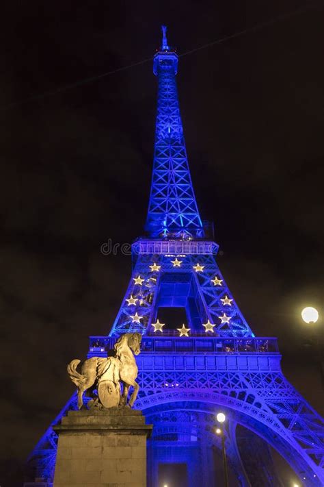 La Ic Nica Torre Eiffel Iluminada Por La Noche En Par S Francia Foto