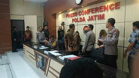 Gelapkan Uang Miliaran Rupiah Selebgram Pingsan Di Polda Jatim