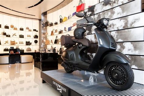 Legenden Vespa 946 Emporio Armani