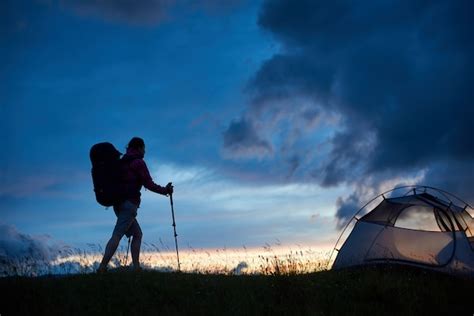 Jovem Alpinista Feminina Atingindo O Topo Bengalas E Mochila De