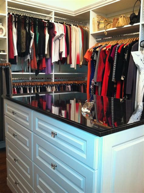 Walk In Closet With Island Moderne Armoire Et Dressing Boston