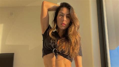 FOTO María León presume en lencería y sudadera su marcado abdomen