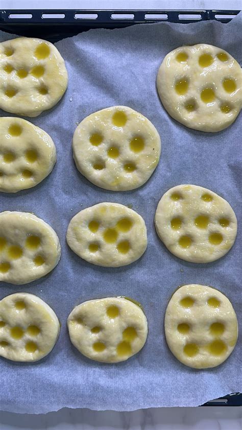 Focaccine Di Semola Con Patate Una Famiglia In Cucina