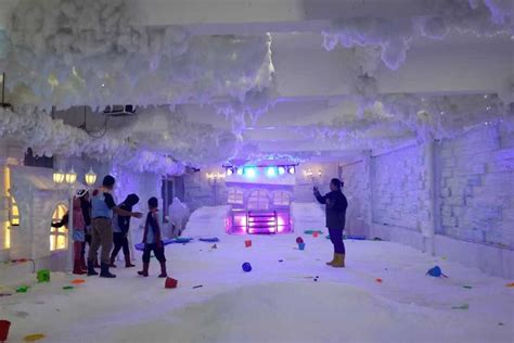 Foto Main Salju Di Malang Frozen World Hadirkan Suasana Seperti Kota