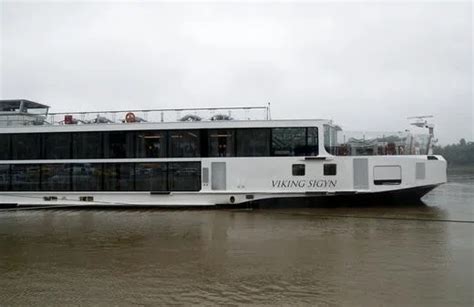 Viking Mississippi Cruise Ship Touches Water For First Time Ktwb Big