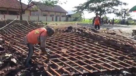 Bencana Angin Kencang Terjang Wilayah Tegal Ratusan Rumah Rusak