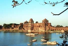 Famous Monuments in Mandu – Indian Holiday