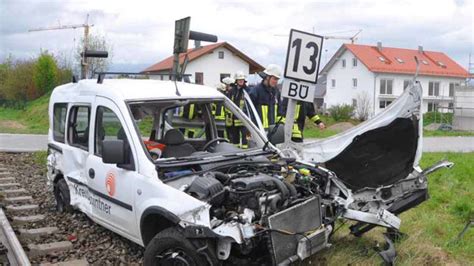 Zug Rammt Auto An Unbeschranktem Bahn Bergang