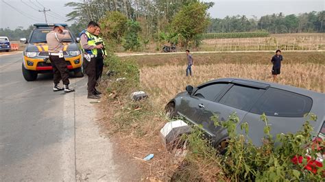 Mobil Terjun Ke Sawah Ditemukan Di Kemangkon Penumpang Dan Pengemudi