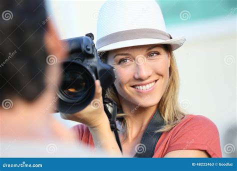 Fotógrafo De La Mujer Que Toma Las Fotos De Un Modelo Imagen de archivo