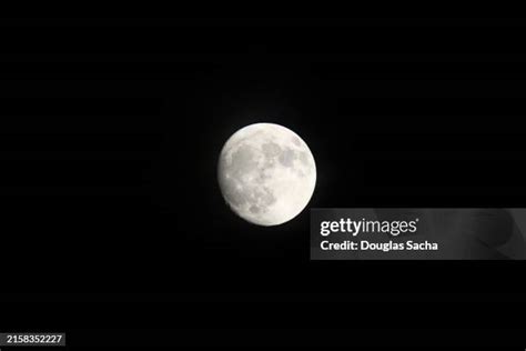 492 Waning Gibbous Moon Stock Photos, High-Res Pictures, and Images - Getty Images