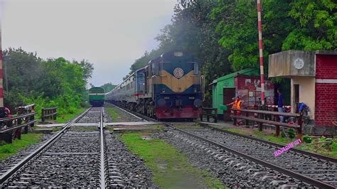 Kmph Speedy Trains Crossing At Busy Rail Gate Benapole Express