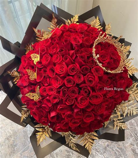 RAMO BUCHON 200 ROSAS ROJAS Y ACCESORIOS GOLD Flores Regias