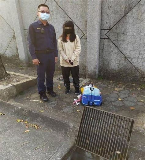 粗心女學生手機掉水溝 太平警路過神救援