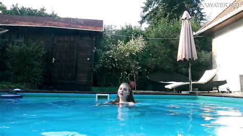 Vaya Piscina Que Tiene La Pija En Casa Y Que Culazo