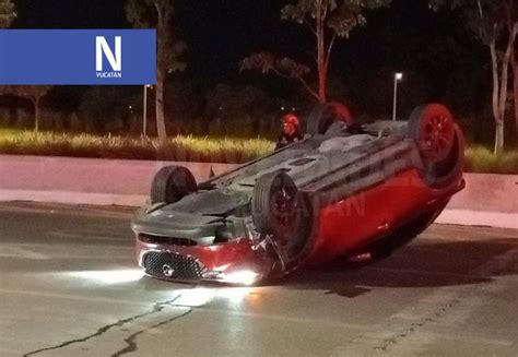 Mujer termina volcada cerca de la Plaza The Harbor en Mérida