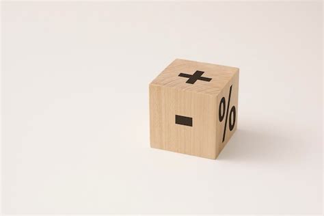 Retourner Le Bloc De Cube En Bois Pour Changer Le Signe Moins En Signe