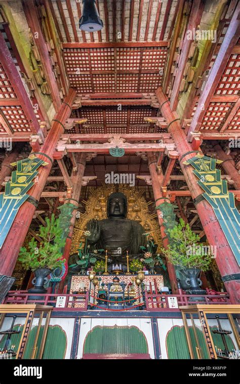 Nara Japón Agosto 24 2017 el Gran Buda Daibutsu en sala