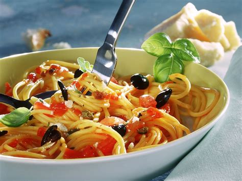 Spaghetti Mit Tomaten Oliven Und Kapern Rezept EAT SMARTER