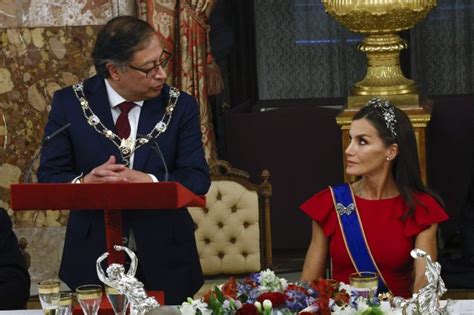 Letizia Di Spagna Incanta In Rosso La Regina Brilla Con La Tiara