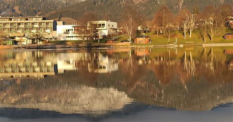 Sch Ne Spiegelung Der Berggipfel Im Ritzensee Bei Saalfelden In