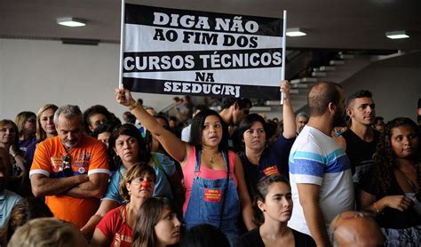 Professores Do Rio Decidem Continuar Em Greve Brasil