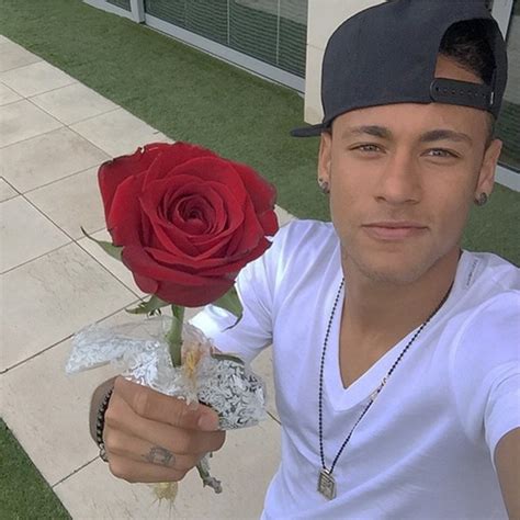 Neymar Jr Presenteia A Irm Rosa Em Dia Rom Ntico Na Espanha