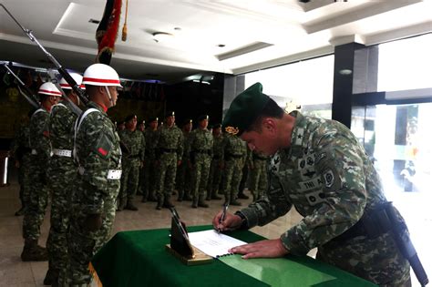 Pangkostrad Pimpin Tradisi Korps Penerimaan Pangdivif Kostrad