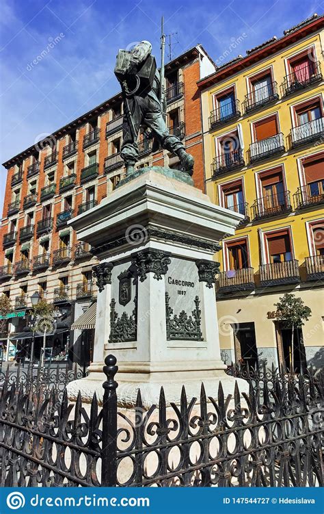 Vista Que Sorprende Del Monumento A Eloy Gonzalo El H Roe De Cascorro