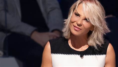 Stop Per Maria De Filippi Uomini Donne E Amici Non Vanno In Onda