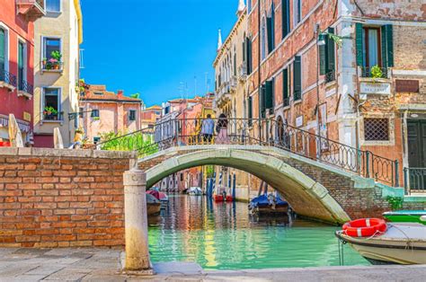 Puente a Través Del Estrecho Canal Del Agua En Venecia Con Botes