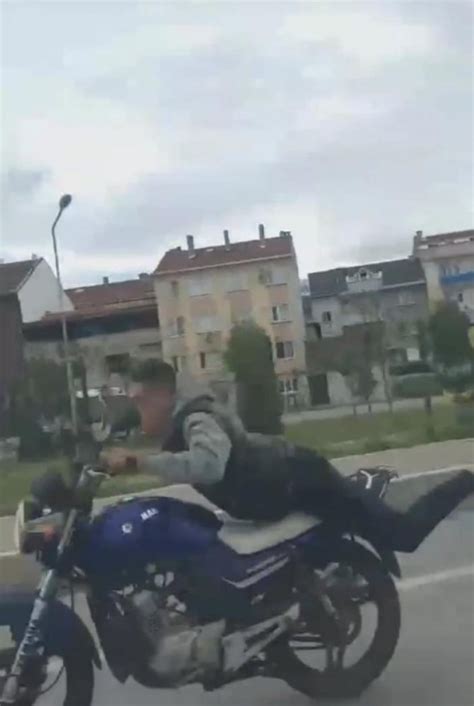 Bursa Da Motosikletini Zerine Yatarak Kulland