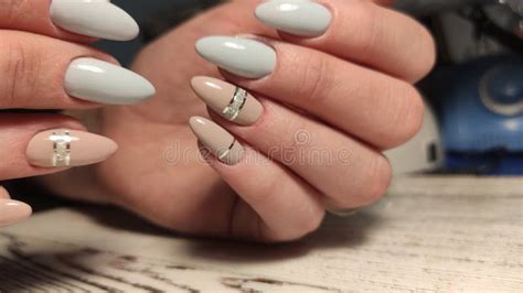 Dise O De Manicura Juvenil Hermosas Manos Femeninas Con Manicura Sexy