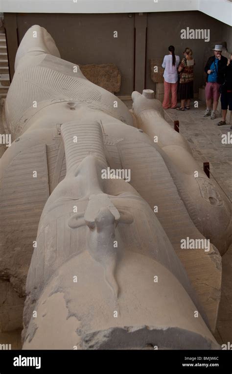 Egipto Memphis Aka Menufer Estatua Gigante Llamado El Coloso De