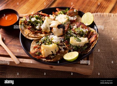 Tacos Al Pastor Tambien Conocidos Como Tacos De Trompo Son El Tipo De
