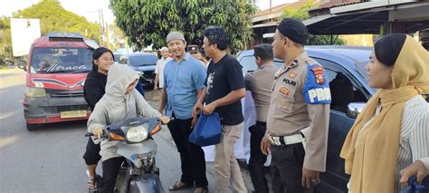 Polri Peduli Sat Narkoba Polres Simalungun Bagikan Takjil Ke Masyarakat