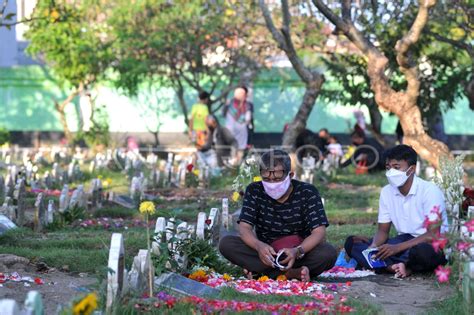 Ziarah Kubur Jelang Ramadhan Di Bali Antara Foto