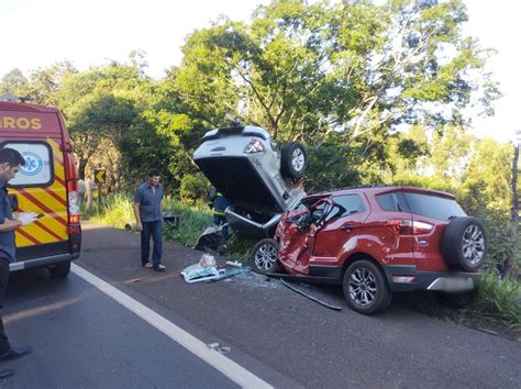 Batida entre carro e caminhonete mata uma pessoa e deixa outras três