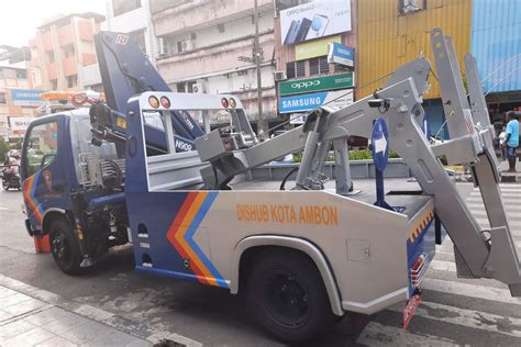 Dishub Ambon Tertibkan Kendaraan Roda Empat Parkir Di Badan Jalan