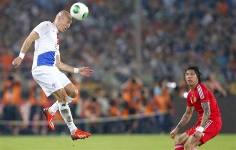 Latihan Teknik Menyundul Bola Heading Dalam Olahraga Sepak Bola