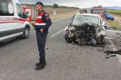 Manisa da feci kaza Otomobiller kafa kafaya çarpıştı Çok sayıda