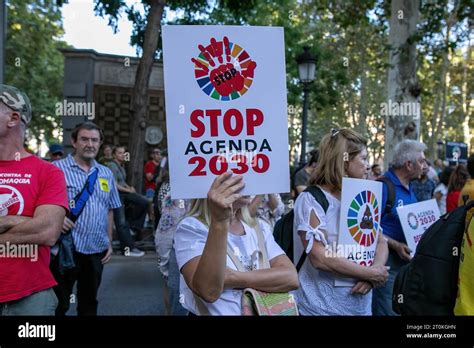 Madrid Espa A De Octubre De Un Manifestante Sostiene Una