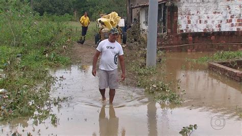 Moradores da Muribeca tentam retomar a rotina após cheia NE2 G1