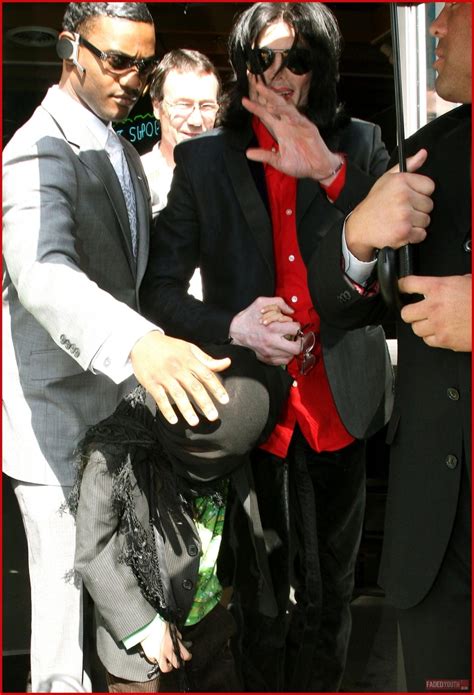 Mike And Blanket Prince Michael Jackson Photo 12242076 Fanpop