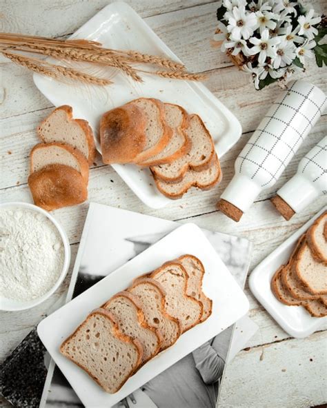 Rebanadas De Pan Blanco Y Ramas De Trigo Foto Gratis